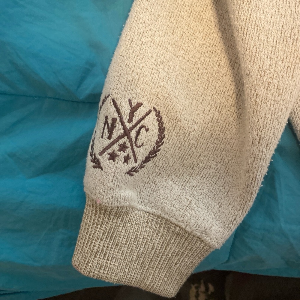 Large cream colored New York popular sweat shirt - Picture 3 of 4